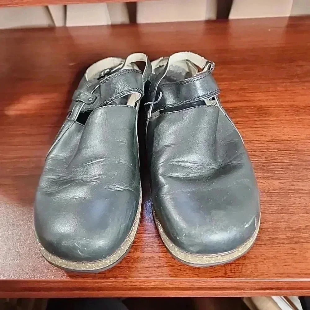 Teva Women's Leather Clogs.  Size 8 - Picture 8 of 9